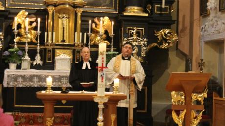 Zum Jahrestag des Tornados fand in Affing eine Andacht statt. Der katholische Pfarrer Max Bauer feierte sie gemeinsam mit dem evangelischen Pfarrer Hans Borchardt. 	