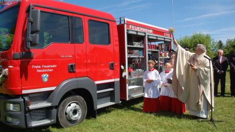 Pfarrer Werner Ehnle segnete das neue Fahrzeug der Freiwilligen Feuerwehr Neukirchen.