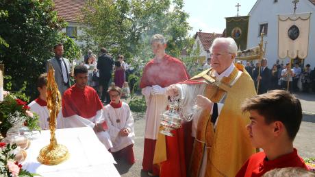 Am Altar vor seinem Elternhaus in Klingen las Prälat Georg Kirchmeir bei der Fronleichnamsprozession das Evangelium und spendete den Segen.