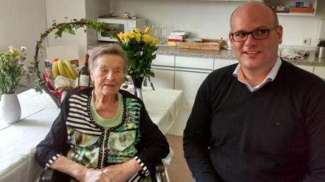Anna Weiß hat in Hollenbach ihren 90. Geburtstag gefeiert. Dazu gratulierte auch Bürgermeister Franz Xaver Ziegler. 	