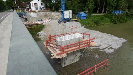 Von der geplanten Radbrücke über den Lech kann man schon einiges sehen: Auf der Westseite im Fluss steht ein neuer Brückenpfeiler und am Ufer ist schon das Widerlager zu erkennen. Auf diese Baukörper, die spiegelbildlich auch auf der Ostseite entstehen, werden dann die Stahlteile für die eigentliche Brücke eingehoben.
