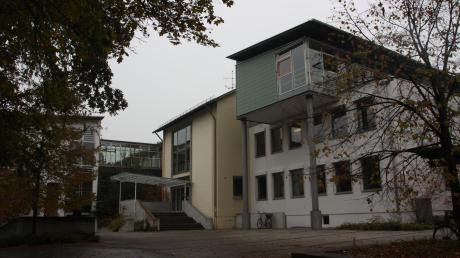 Am Gymnasium in Schrobenhausen gab es am Dienstagmorgen Gasalarm. Die Schule musste evakuiert, die umliegenden Straßen gesperrt werden. 