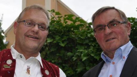 Rupert Reitberger (rechts) überreichte dem langjährigen Vorsitzenden des Musikvereins Aindling, Siggi Wittmann, die goldene Anstecknadel am weißblauen Band des Allgäu-Schwäbischen Musikbundes (ASM). 	