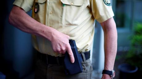 Hier hält ein Polizeibeamter eine Pistole in der Hand. Ein Affinger wollte sich nach eigenen Angaben selbst schützen und legte sich eine Pistole zu. 