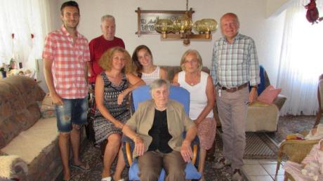 Ida Beck (vorne) aus Aindling hat ihren 85. Geburtstag gefeiert. Mit ihr freuen sich unter anderem die Enkel, Schwiegertochter und Tochter sowie Bürgermeister Tomas Zinnecker (rechts stehend). 	
