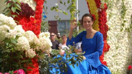 „Dornröschen“ Lara Forestieri winkte beim Blumenumzug in Thierhaupten den Besuchern zu. 	