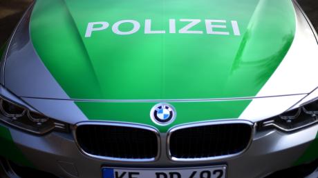 Eine 47-Jährige fährt beim Einparken in Schrobenhausen ein Fahrzeug an. Statt sich mit dem Unfall zu beschäftigen beleidigt die Frau die Unfallopfer.