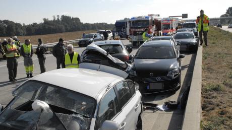 Ein Unfall auf der Autobahn A8 mit vielen beteiligten Fahrzeugen. Das treibt die Schadensbilanz für den Landkreis Aichach-Friedberg nach oben und damit die Regionalklasse für Haftpflicht- und Kaskoversicherung von Fahrzeugen. 