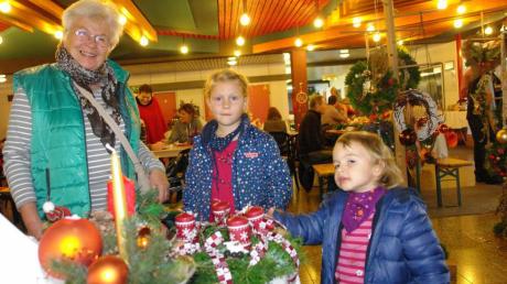 Mit einem Gedicht wirbt Heidi Bentele (links) mit ihren Schützlingen für Kuchenspenden. Jeder Cent geht an die immer noch schwer betroffenen Kinder aus der Region um Tschernobyl und Gomel. 