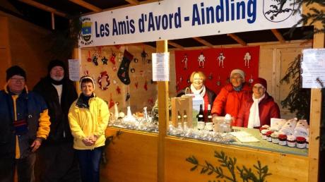Beim Stand der französischen Partnergemeinde Avord auf dem Aindlinger Weihnachtsmarkt wurden Spezialitäten aus deren Heimat angeboten. 	