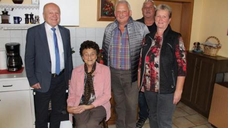 Zum 90. Geburtstag von Dora Heigemeir (Zweite von links) gratulierten: (von links) Bürgermeister Tomas Zinnecker, Sohn Josef und Sohn Andreas sowie Schwiegertochter Roswitha. 	