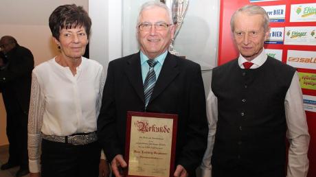 Ludwig Grammer ist Ehrenpräsident des TSV Aindling. Der amtierende Vereinspräsident erhielt die Auszeichnung von Hedwig Stadlmeier (Vorstand Veranstaltungen) und Anton Stollreiter (Vorstand Geschäftsführung). 