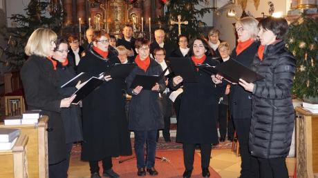 Die Frauenschola aus Mertingen war erstmals beim Weihnachtskonzert der Todtenweiser Singrunde dabei.