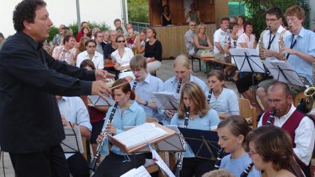 Sepp Rast als Dirigent beim Brunnenhofkonzert 2006.