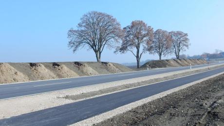 Überreste des Ausbaus der Staatsstraße 2045. Mehrere Erdwälle wurden am Straßenrand Richtung nördliches Moos aufgeschüttet. Das  Staatliche Bauamt werde die Wälle zumindest teilweise wieder entfernen, sagte Bürgermeister Franz Schindele.