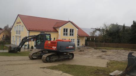 Die Bauarbeiten für den Kindergarten, der neben die Kinderkrippe in Sielenbach entsteht, haben bereits begonnen. Ab Herbst wird die Gemeinde hier neben den beiden Gruppen im Kindergarten Tödtenried eine dritte Kindergartengruppe haben.
