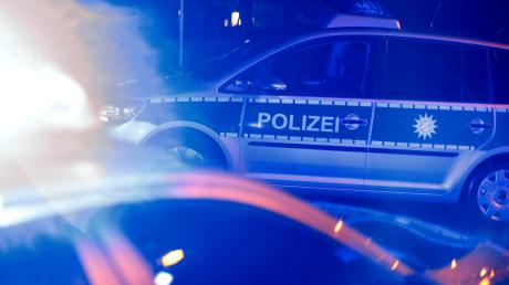 Ein laut Polizei stark alkoholisierter Autofahrer ist am Donnerstagabend in Möttingen (Kreis Donau-Ries) in einer Mauer gelandet. 