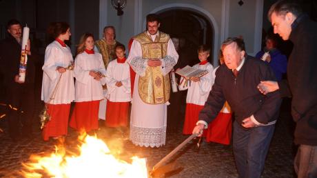 In Sielenbach weihte Pater Bonifatius das Osterfeuer vor der Wallfahrtskirche. 