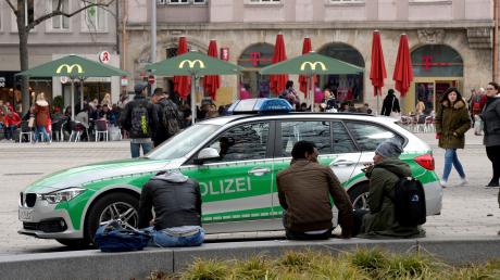 Bei einer Polizeikontrolle am Augsburger Königsplatz beleidigte ein Flüchtling einen Polizisten. 