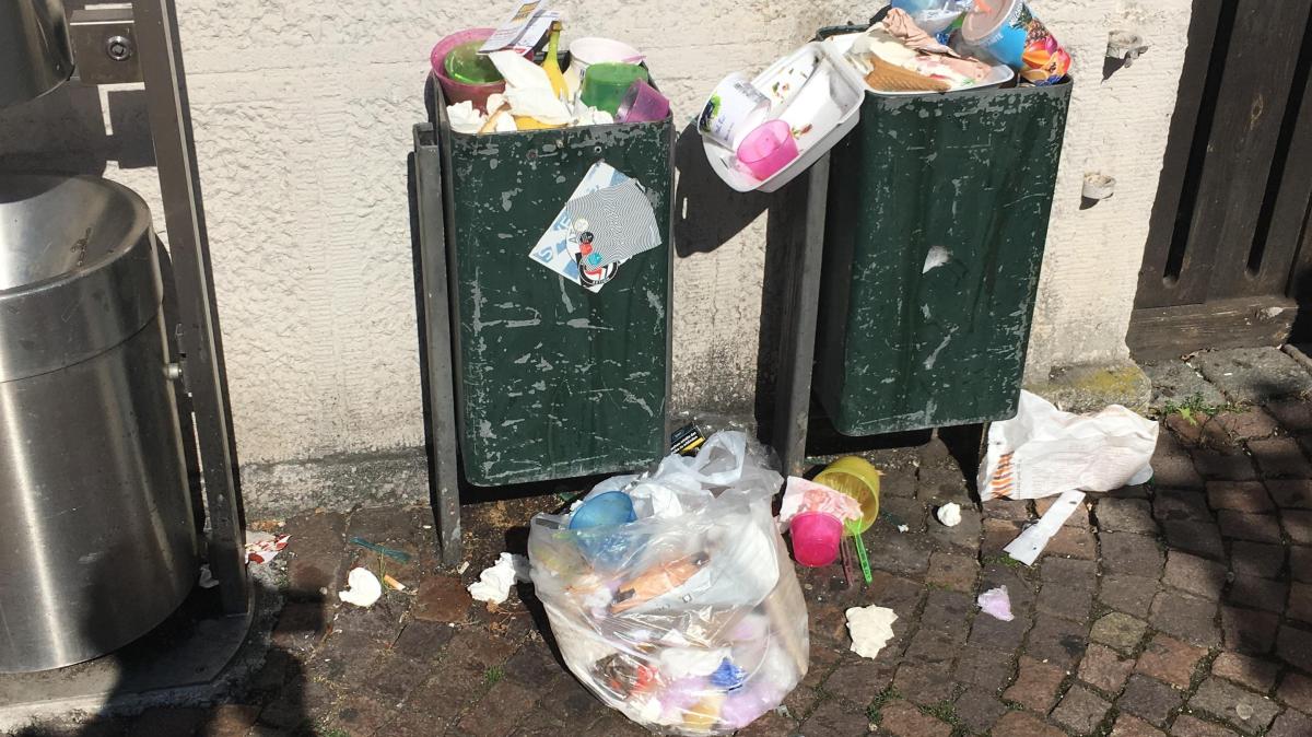 Immer mehr Müll - fehlen in Bayern Abfalleimer?