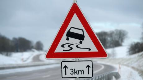 Schneeglatte Fahrbahnen wurden einigen Autofahrern in Schrobenhausen und Umgebung zum Verhängnis. 