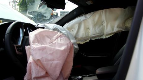 Alle Airbags im Auto wurden bei einem Unfall bei Ehekirchen ausgelöst (Symbolfoto).