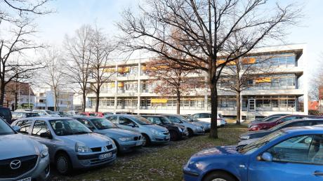 Der Kreis investiert 2018: in die neue Klinik in Aichach, das Gymnasium in Mering und in Straßenbau. Die Erweiterung des Landratsamtes in Aichach (Bild) lässt aber noch auf sich warten.