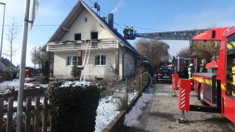 Mit der Drehleiter musste die Feuerwehr Mering in Hofhegnenberg einen Brand löschen. 