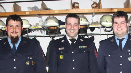 Michael Bergmeier (Mitte) ist wieder zum Kommandanten der Freiwilligen Feuerwehr Kühbach gewählt worden. Als stellvertretende Kommandanten wurden Alexander Böck (links) und Markus Bergmeier gewählt.