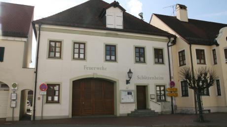 Hinter dem alten Inchenhofener Feuerwehrhaus liegt ein Parkplatz. Dieses Grundstück ist für ein Bürger- oder Gemeindehaus vorgesehen.