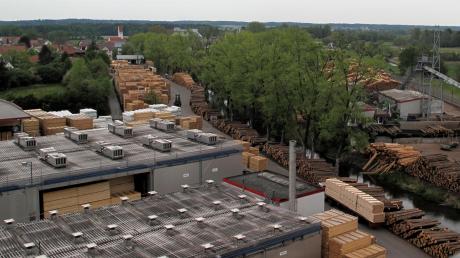 Ein Blick über das Firmengelände von Holz Pfeifer: Dort war es am Montagabend zu einem Containerbrand gekommen.
