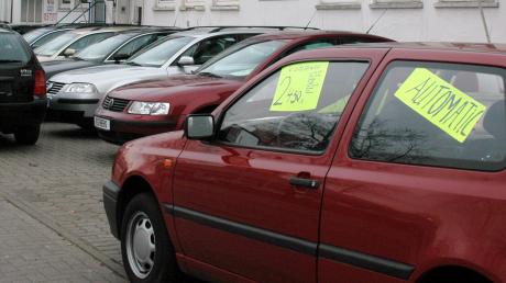 Einem Gebrauchtwagenverkäufer wurde wegen Betrugs der Prozess gemacht. Unter anderem verschwieg er Unfallschäden der Fahrzeuge. 