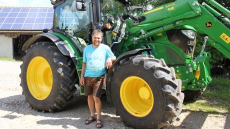 Stolz zeigt Stephan Finkenzeller seinen neuen Traktor, der erst seit kurzem auf dem Hof ist.