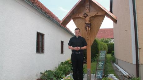Tobias Seyfried feiert am Sonntag, 1. Juli, seine Primiz in seinem Heimatort Echsheim. Das Primizkreuz steht direkt an Seyfrieds Elternhaus.