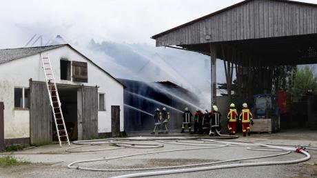Schaden von 100 000 bis 200 000 Euro hat laut Polizei ein Brand in einer Scheune im Affinger Ortsteil Haunswies angerichtet. Ein großes Aufgebot an Feuerwehren aus den umliegenden Gemeinden war im Einsatz.