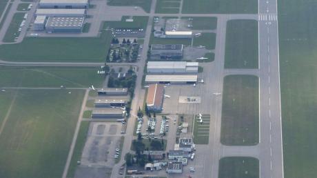 Der Flughafen Augsburg liegt unweit des Gewerbegebiets.