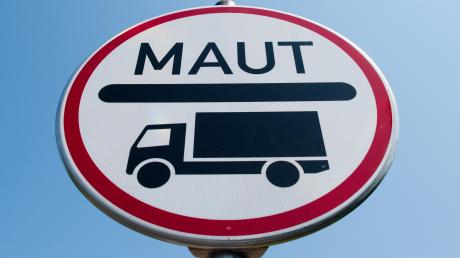 Ein Maut-Schild für Lastwagen weist auf die kostenpflichtige Nutzung der Straße hin. 
