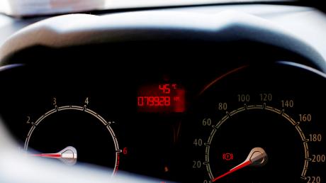 In diesem Auto zeigt die Temperatur 45 Grad Celsius an. Kinder sollten bei solchen Temperaturen nicht im Fahrzeug gelassen werden. Symbolbild