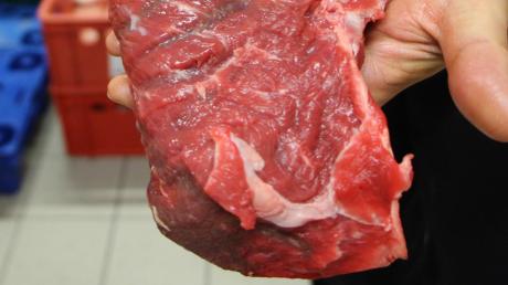 Rund 200 Kilogramm Ochsenfleisch verarbeiten die Köche von Festwirt Karl Asum für das Friedberger Volksfest. Als Beilage werden rund 2000 Semmelknödel von den Festzeltköchen zubereitet. 