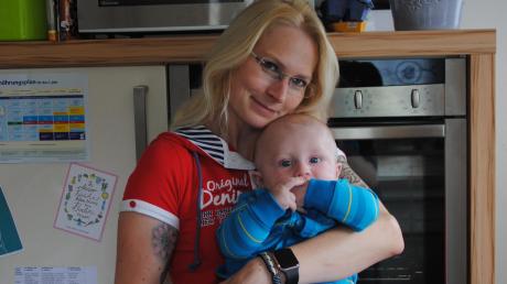Sabrina Grießhaber-Ruzicka und ihr fünfmonatiger Sohn Nico fühlen sich in der heimischen Küche wohl. Hier entstehen all ihre Back-Kunstwerke. 