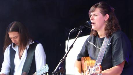 Die junge Sängerin Monika „Moni“ Wagner (rechts) aus Tödtenried eröffnete das zweite Mundartfestival in Oberdolling im Landkreis Eichstätt.