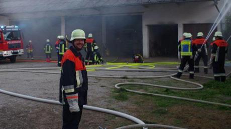 Einen Garagenbrand löschten die Feuerwehren aus der Gemeinde Kühbach bei einer Übung im Rahmen der Brandschutzwoche.