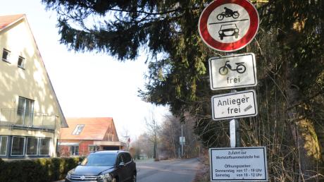 Der Anwaltinger Weg in Mühlhausen wird in den Wintermonaten mit Absperrpfosten abgeriegelt, weil sich sonst Schleichverkehr entwickelt.