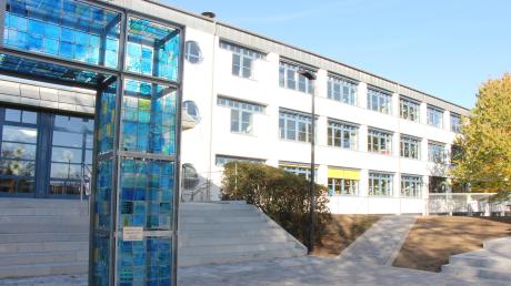 Haupttreppe und Fassade der Grund- und Mittelschule Dasing wurden für 200000 Euro saniert.