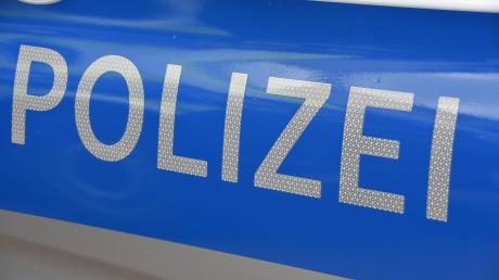 Ein unbekannter Täter hat im Dasinger Ortsteil Wessiszell ein Auto massiv verkratzt.