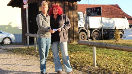 Xenia Lapperger und ihr Mitarbeiter Timo Engheiser in der Zufahrt, die sich Feuerwehr, Jagdgenossenschaft und der Geflügelhandel teilen.