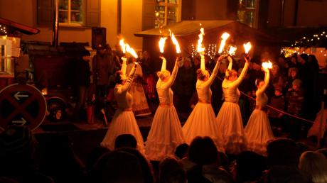 Die Flammentänzerinnen aus Rennertshofen befeuerten die Besucher des Pöttmeser Adventssingens am Wochenende. Zu fetzigen Melodien und bekannter Filmmusik boten sie eine beeindruckende Show.