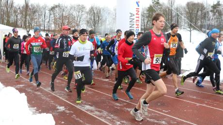 Rund 150 Läufer gehen beim Aichacher Dreikönigslauf bei schwierigen Witterungsbedingungen an den Start.
