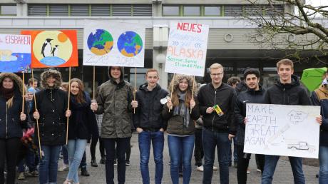 Schüler des Deutschherren-Gymnasiums in Aichach haben am Freitag für mehr Klimaschutz demonstriert. Sie verteilten Zettel an Autofahrer und zogen in einem Demonstrationszug über den Schulhof. 