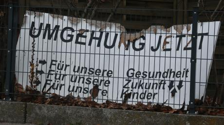 Plakat mit Symbolcharakter: Seit Jahren warten die Menschen in Mühlhausen auf die Westumfahrung.